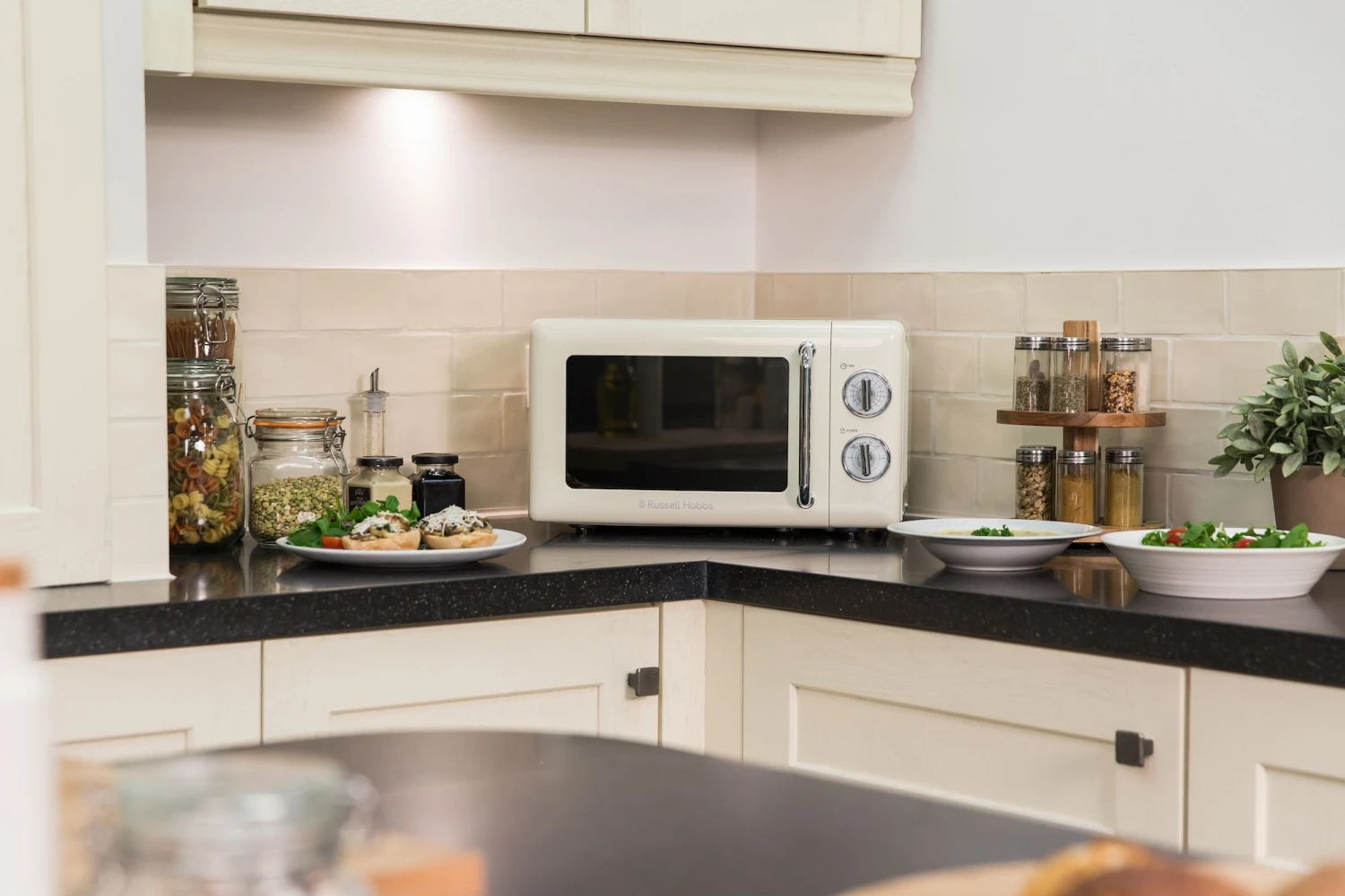 Retro 17 Litre Classic Cream Manual Microwave 6 Retro 17 Litre Classic Cream Manual Microwave - Image 4