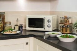 Retro 17 Litre Classic Cream Manual Microwave 10 Retro 17 Litre Classic Cream Manual Microwave -Deals Russell Hobbs Store lifestyle2 1554298821 1