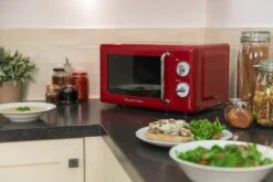 Retro 17 Litre Classic Red Manual Microwave -Deals Russell Hobbs Store lifestyle2 1554298852 1