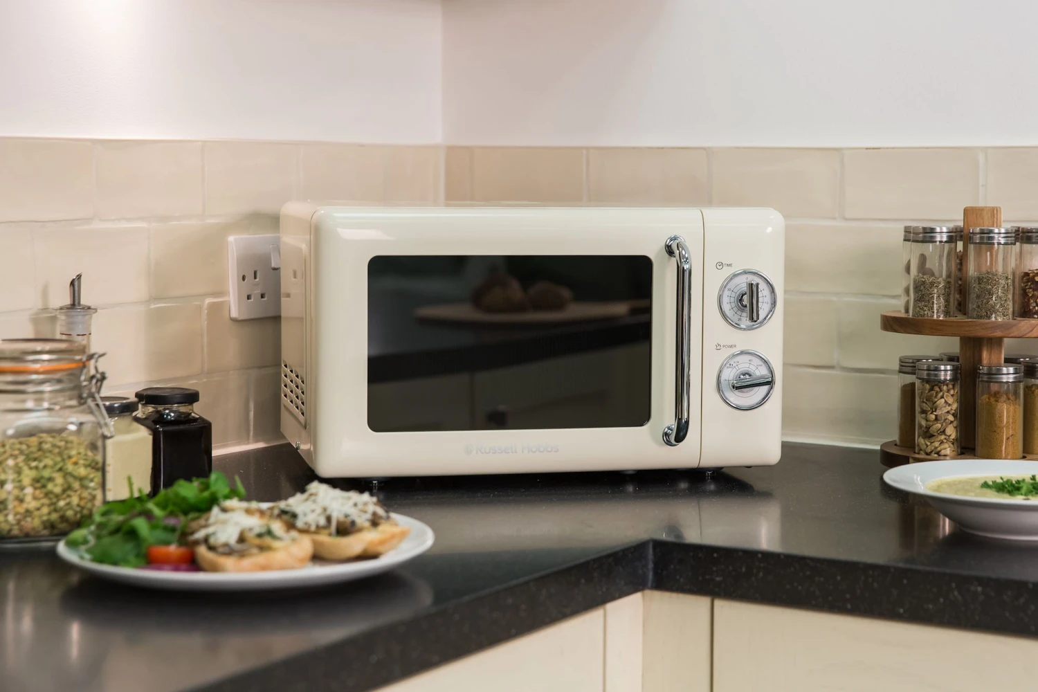 Retro 17 Litre Classic Cream Manual Microwave 4 Retro 17 Litre Classic Cream Manual Microwave - Image 2