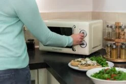 Retro 17 Litre Classic Cream Manual Microwave