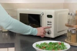 Retro 17 Litre Vintage Cream Digital Microwave -Deals Russell Hobbs Store lifestyle4 1579687244 1