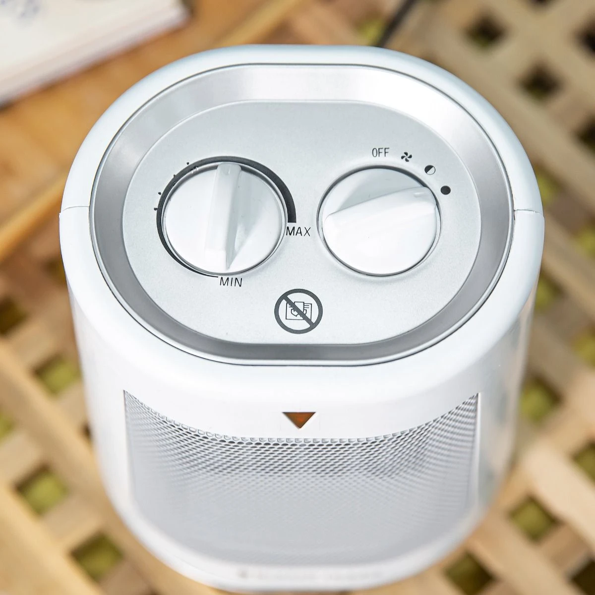 Russell Hobbs 2kW Oscillating Ceramic Electric Fan Heater in White 9 Russell Hobbs 2kW Oscillating Ceramic Electric Fan Heater in White - Image 7