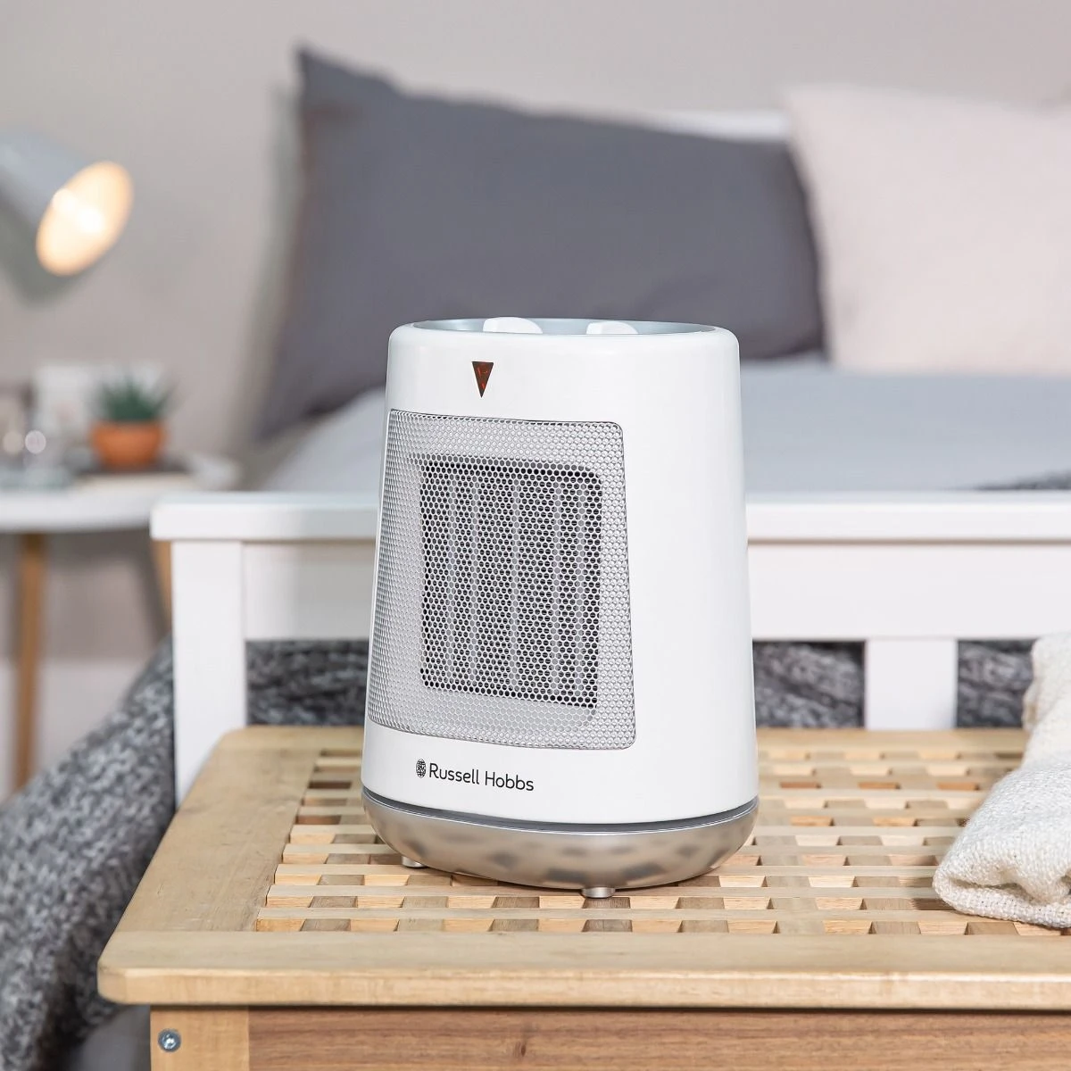 Russell Hobbs 2kW Oscillating Ceramic Electric Fan Heater in White 8 Russell Hobbs 2kW Oscillating Ceramic Electric Fan Heater in White - Image 6