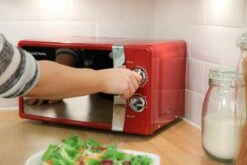 Classic Red 17 Litre Manual Microwave -Deals Russell Hobbs Store rhmm701r features 4